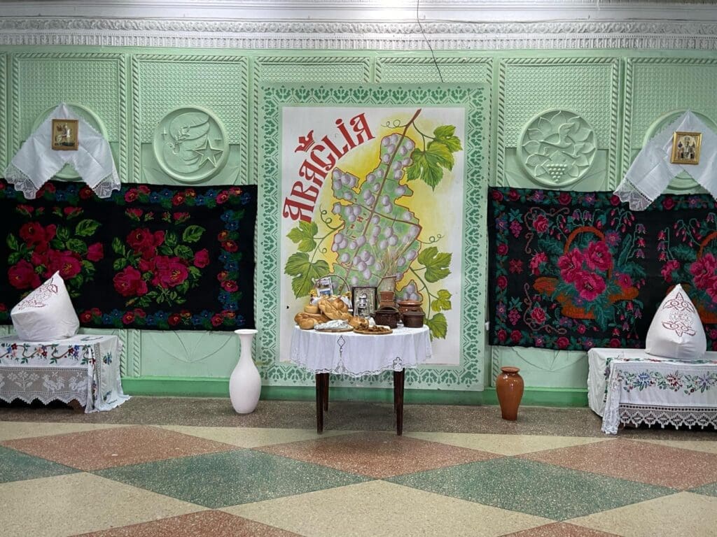 (FOTO) Târg solidar cu prilejul Sfinților Arhangheli Mihail și Gavriil în satul Abaclia, ajuns la a III-a ediție