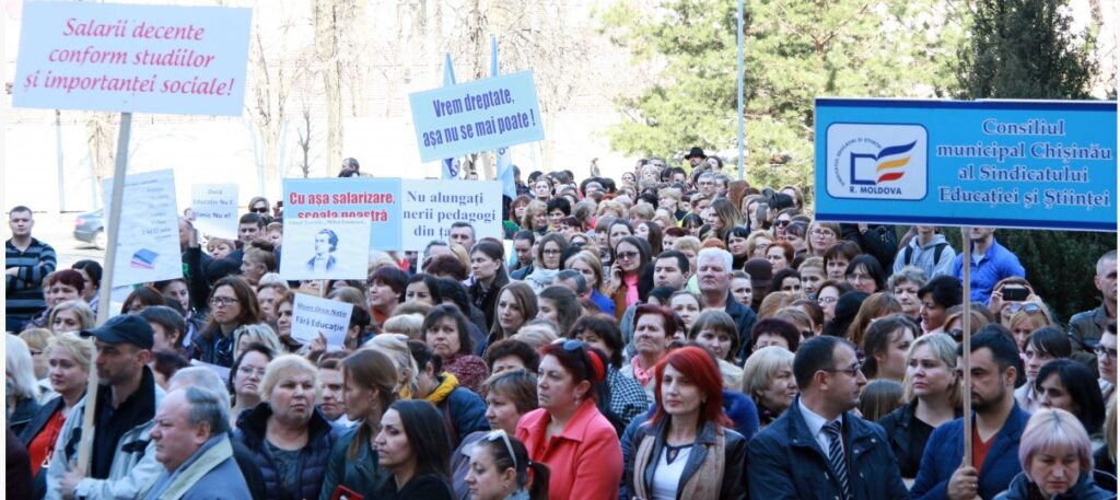 Учителя требуют справедливых зарплат и готовятся к протестам. Реакция министра образования