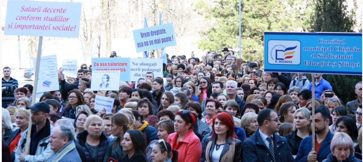Учителя требуют справедливых зарплат и готовятся к протестам. Реакция министра образования