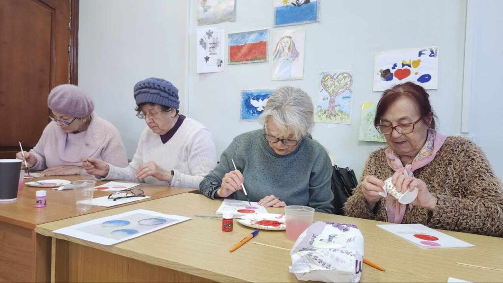(ФОТО) Новогодняя арттерапия от «Женского клуба «Голубка»: как творчество помогает эмоциональному здоровью