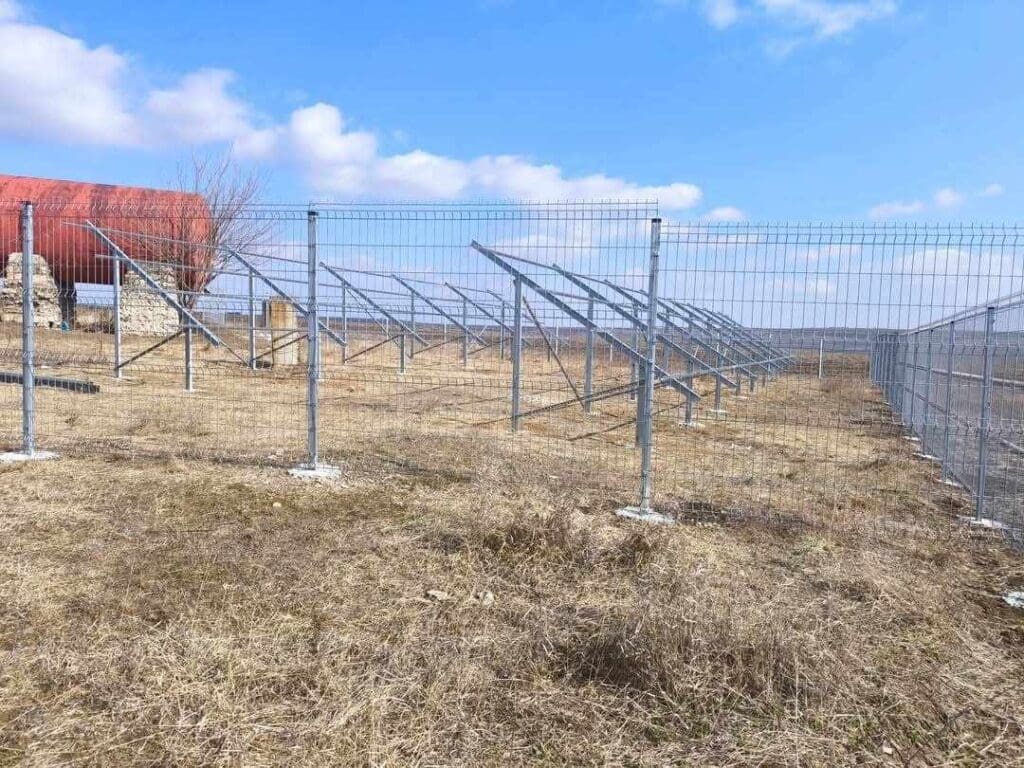 (FOTO) Încep lucrările de construcție a Centralei electrice fotovoltaice la fântâna arteziană din Carabetovca