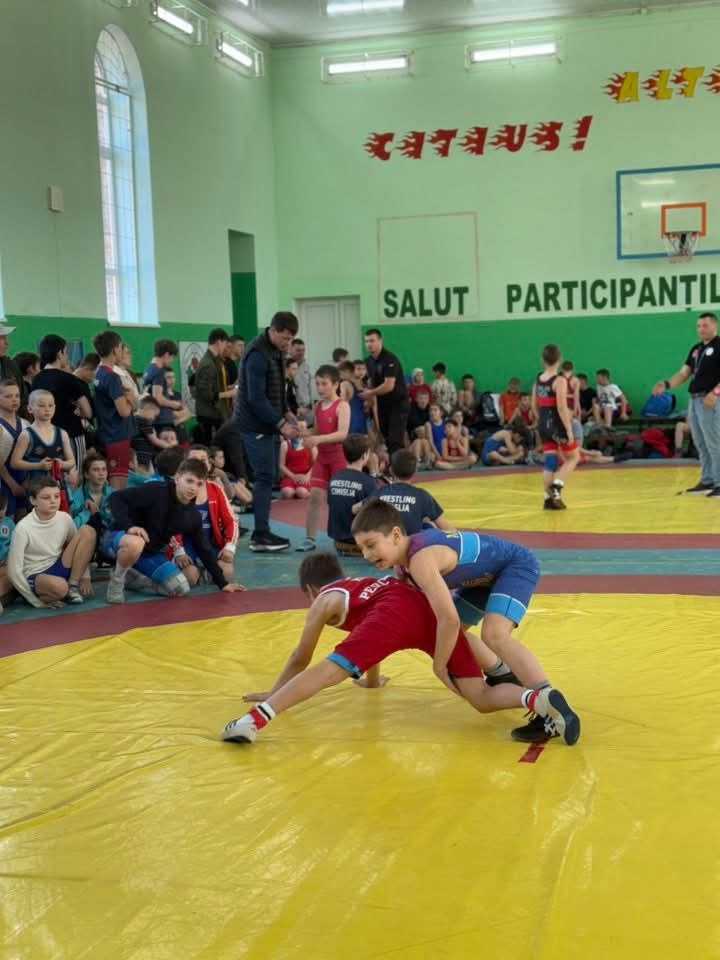 (FOTO) Turneul de lupte libere „Voinicel” – Tinerii sportivi și-au demonstrat talentul și ambiția