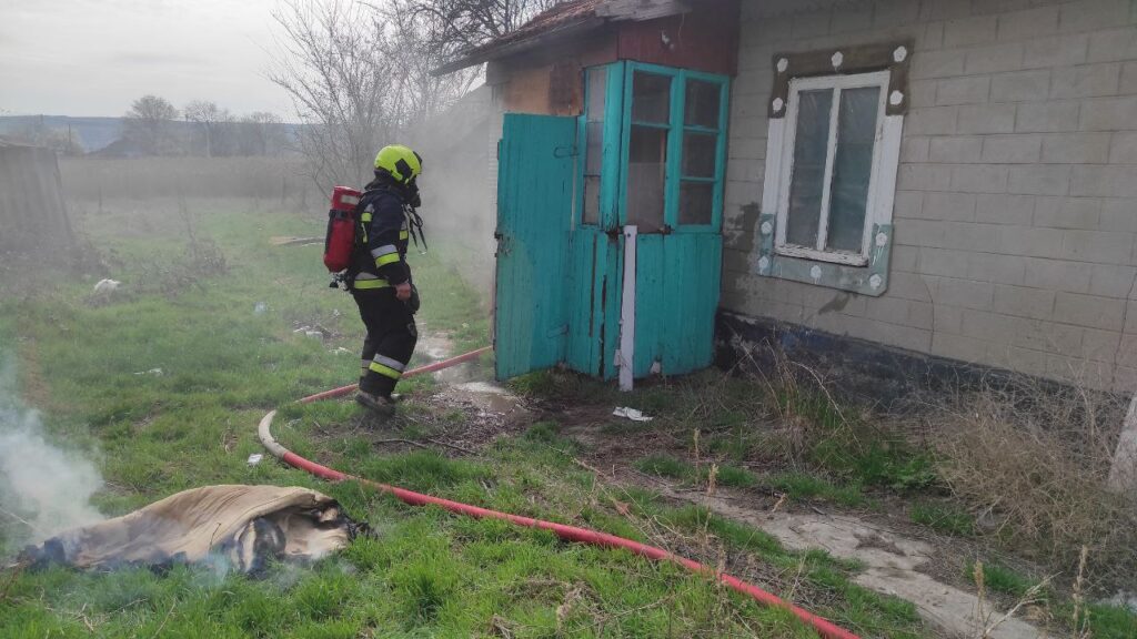 (ФОТО) В Басарабяске в нежилом доме произошло возгорание