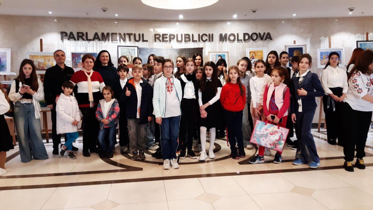 (FOTO) Lucrările elevilor din Basarabeasca, expuse la Parlamentul Republicii Moldova