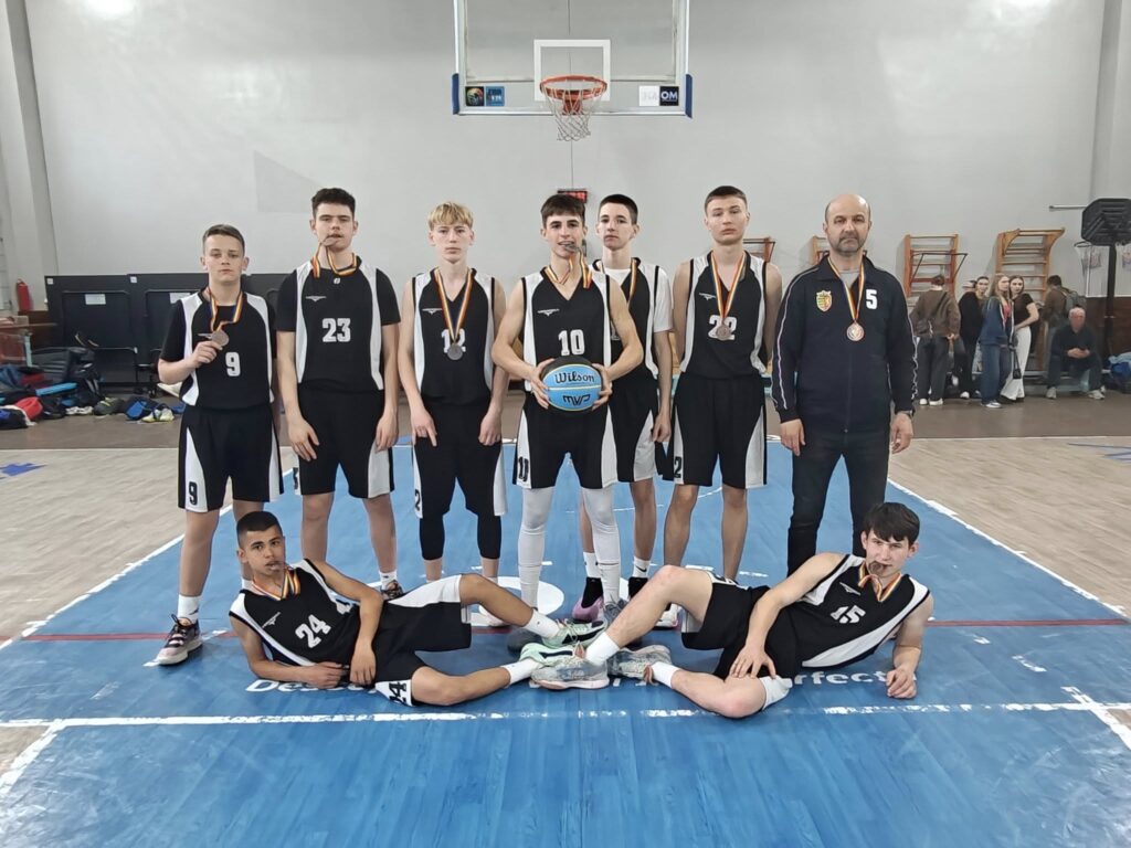 (ФОТО) Баскетболисты из спортшколы района Басарабяска завоевали бронзу на чемпионате Молдовы U-16