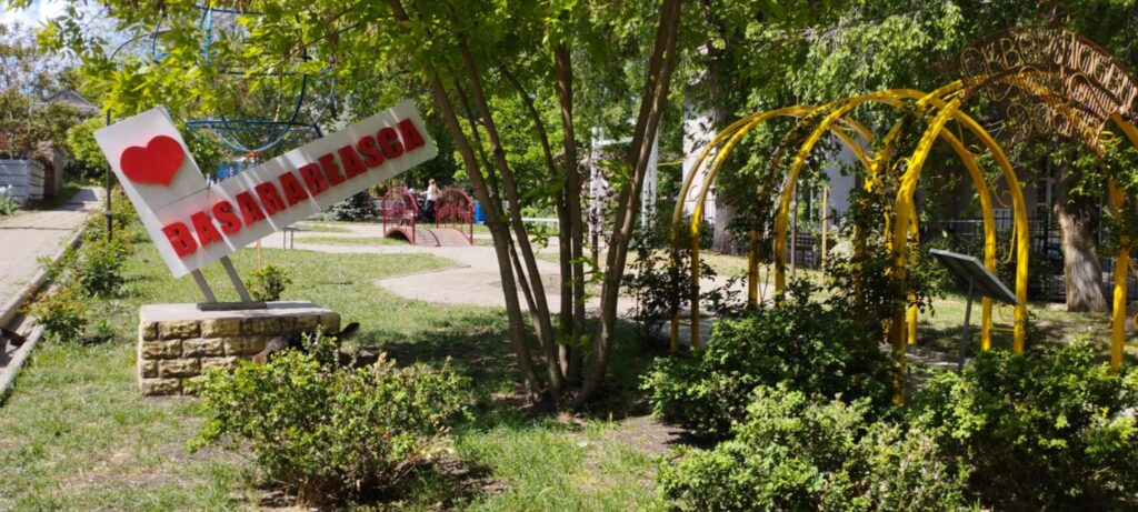 (ФОТО) Благоустройство сквера "Любви и добра" в Басарабяске: что сделали и что уже испортили