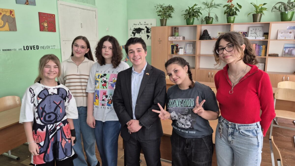 (FOTO) Nouă luni de colaborare internațională: Profesor american Fulbright la Liceul „Mihai Eminescu” din Cimișlia