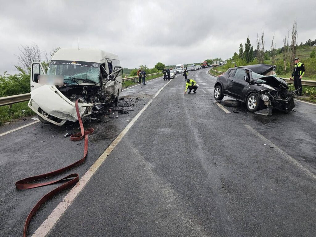 (ФОТО) Вблизи села Бардар произошла авария: 6 человек, включая ребёнка, доставлены в больницу
