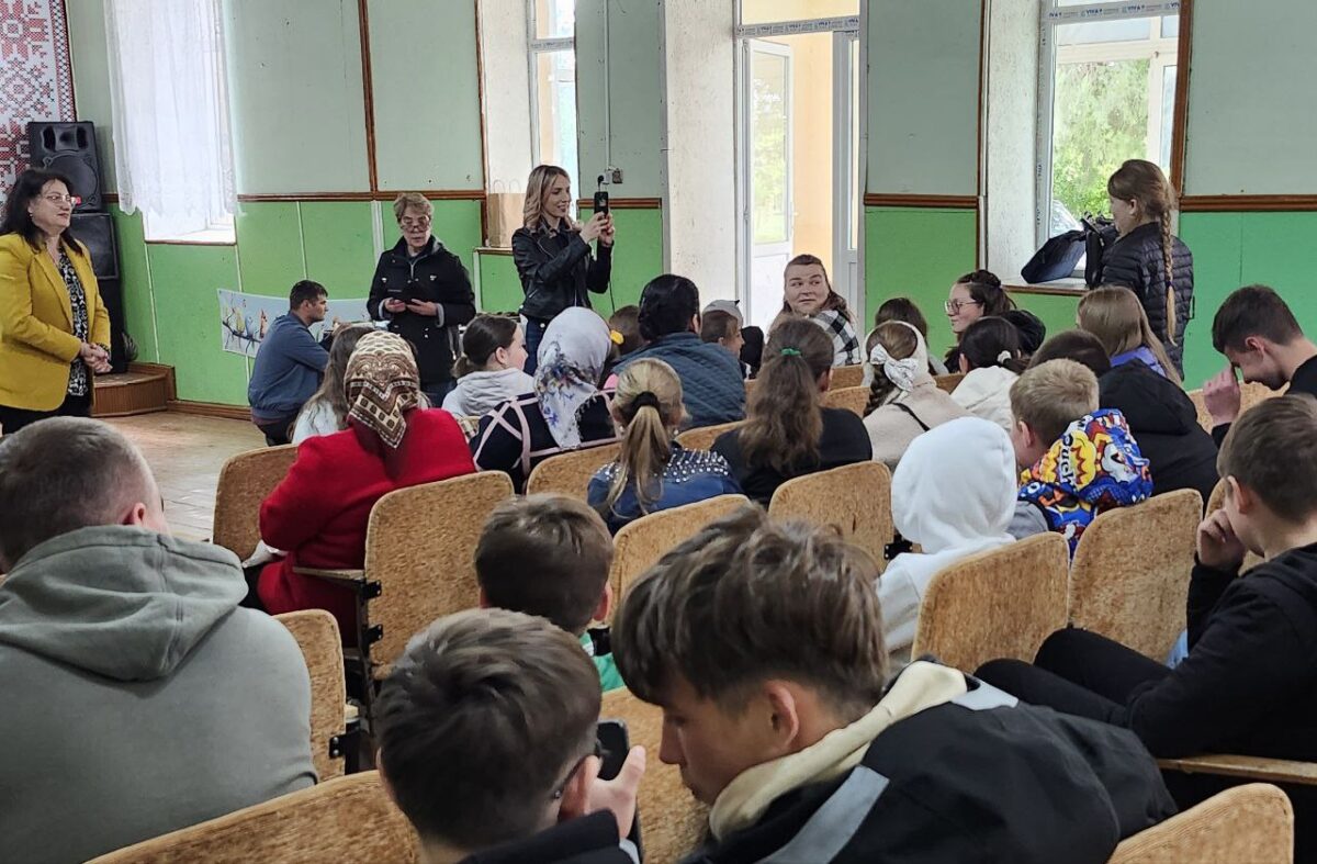 Tinerii din Carabetovca au învățat ce înseamnă jurnalismul civic, alături de echipa Bas TV