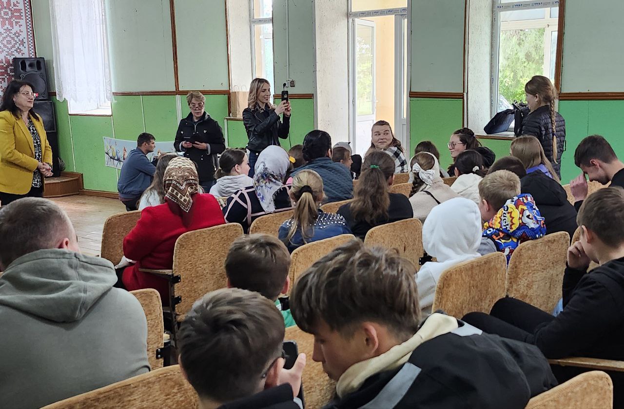 Tinerii din Carabetovca au învățat ce înseamnă jurnalismul civic, alături de echipa Bas TV