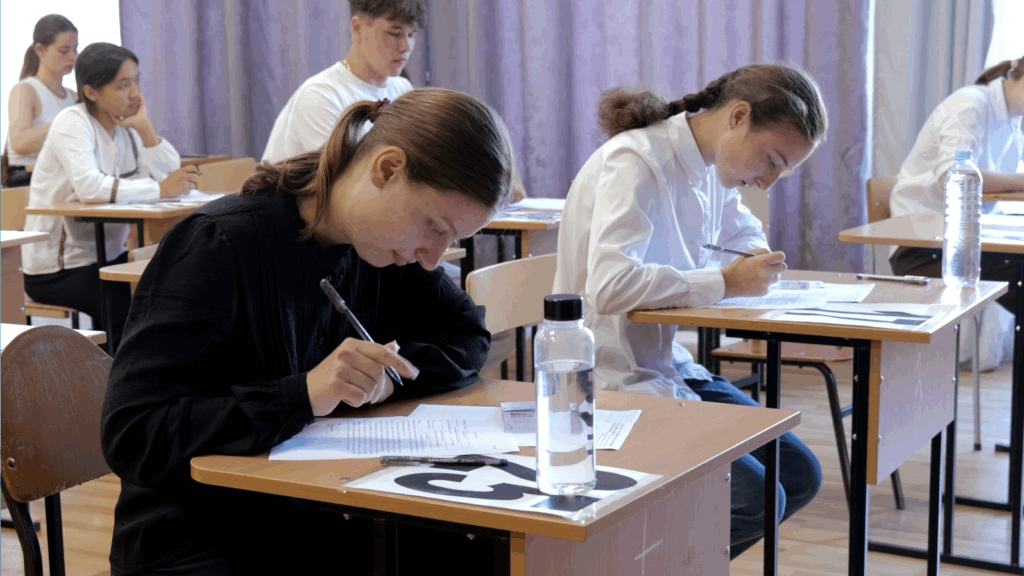 БАК-2025: учащиеся 12 классов сдают экзамен по профильным предметам