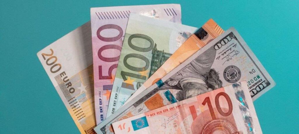 Евро и доллар подешевели: свежий курс валют на 1 июля