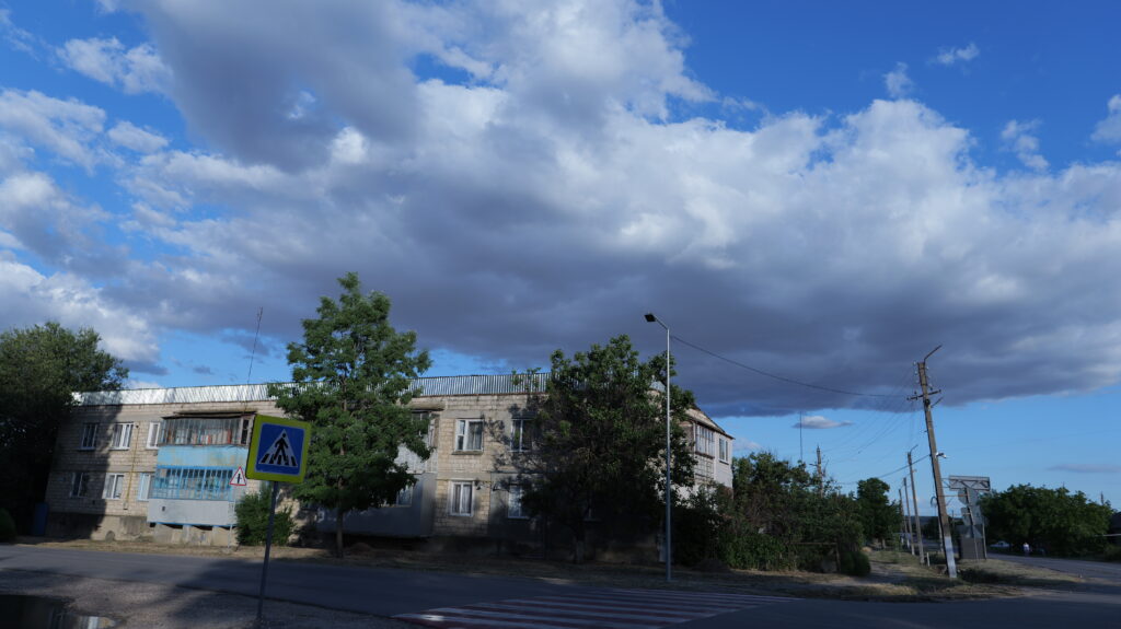 Собери пазл с изображением дома под вечерним небом над Басарабяской