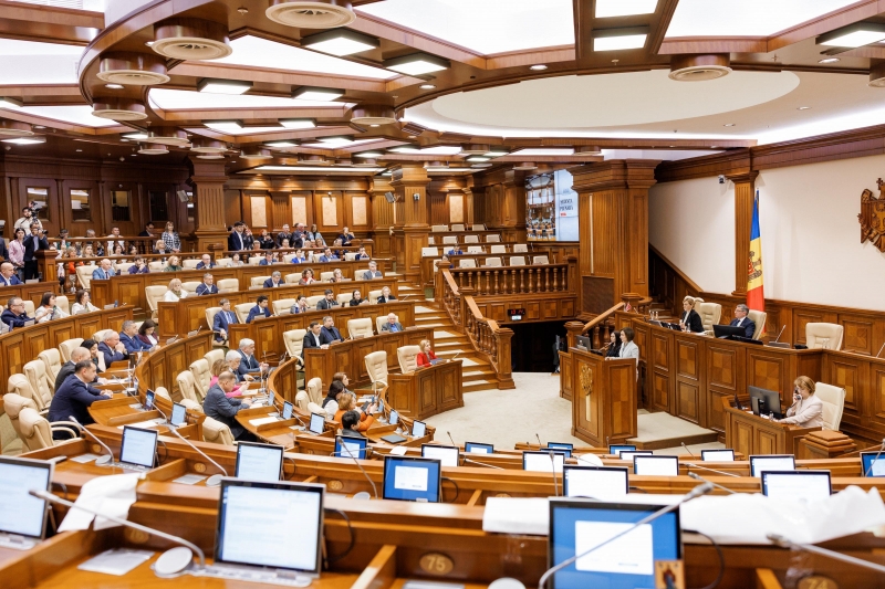 Опрос iData: в Парламент могут пройти четыре политические силы