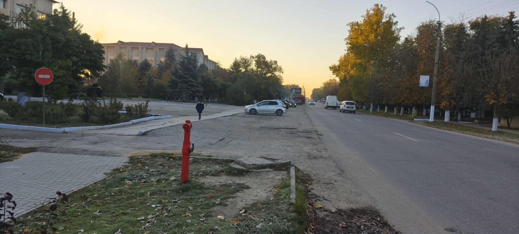 Более половины респондентов за клумбу и фонари перед райсоветом Басарабяска. Результаты опроса BAStv