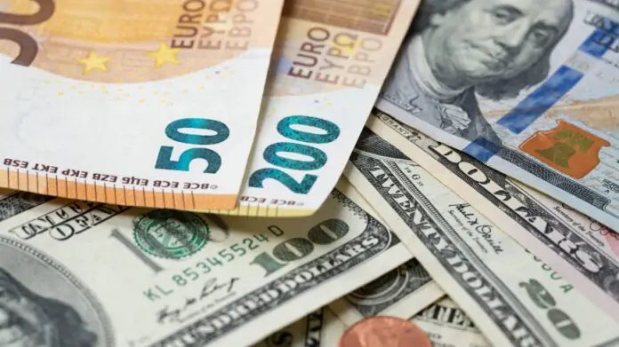Курс валют на 13 октября: евро подешевел, доллар продолжает расти