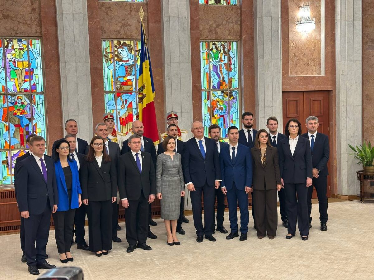 Министры нового Правительства Молдовы во главе с Александру Мунтяну принесли присягу