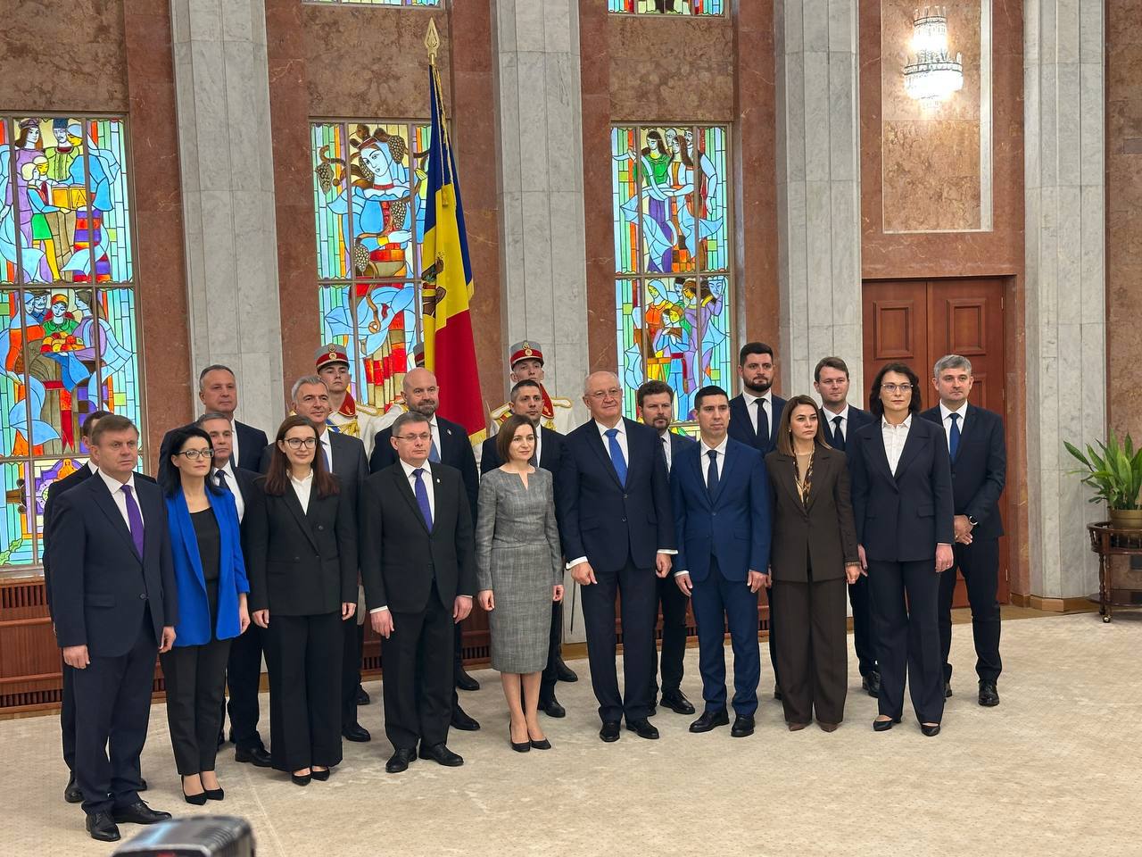 Министры нового Правительства Молдовы во главе с Александру Мунтяну принесли присягу