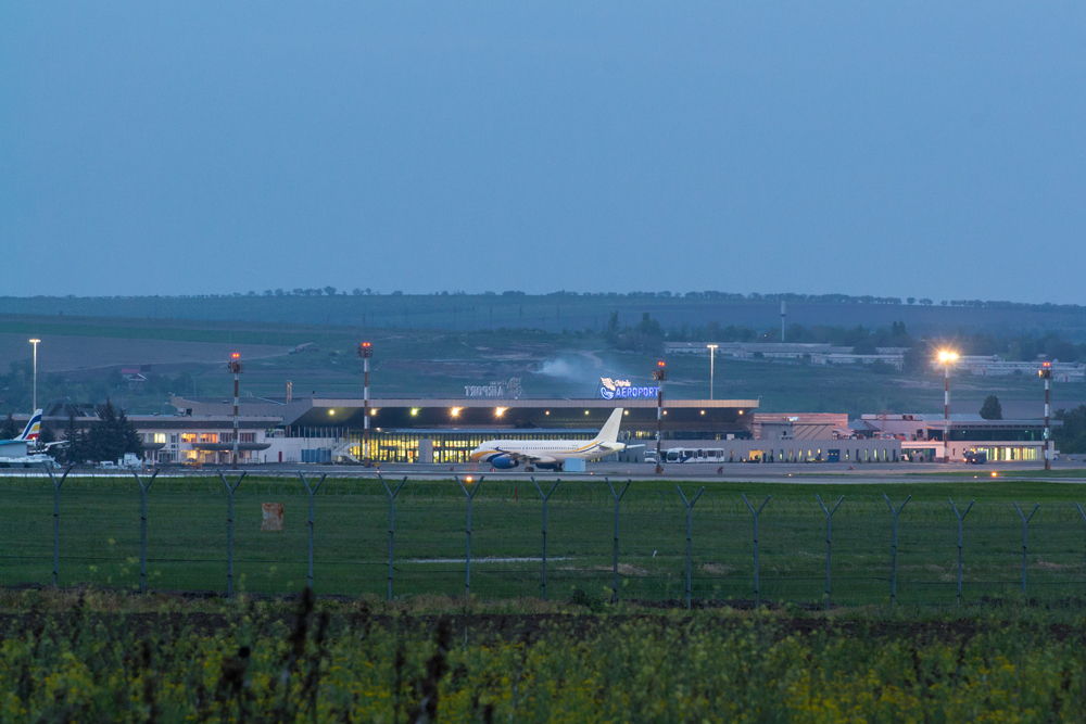 самолет стоит в аэропорту Кишинев