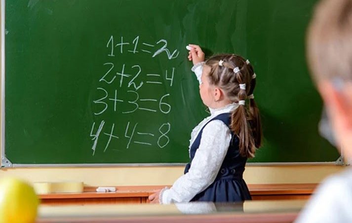 школьница возле доски