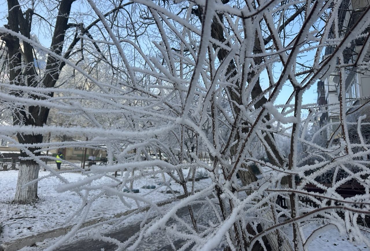 пасмурно и снежно