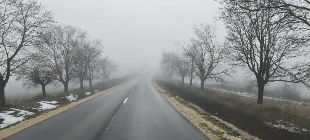 туман на дороге