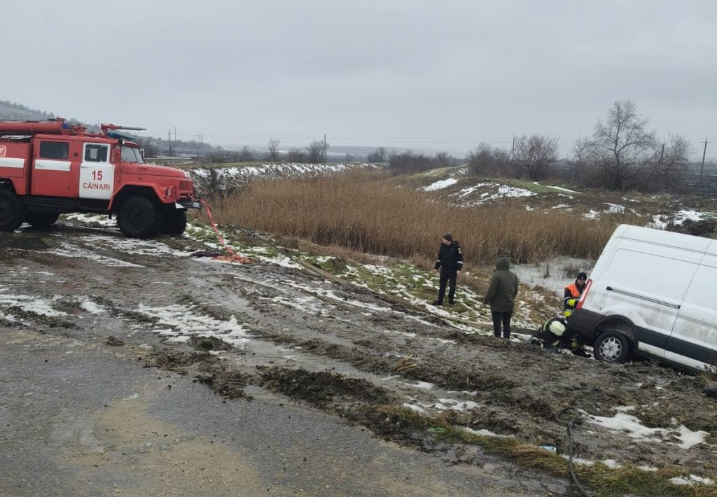 спасатели вытаскивают авто