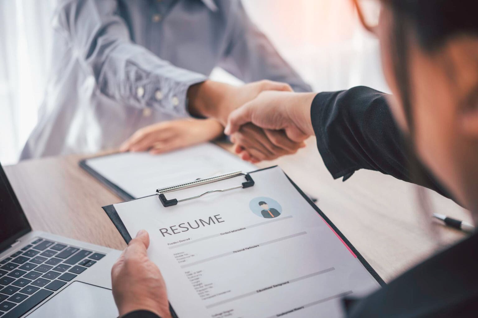 трудоустройство рукопожатие