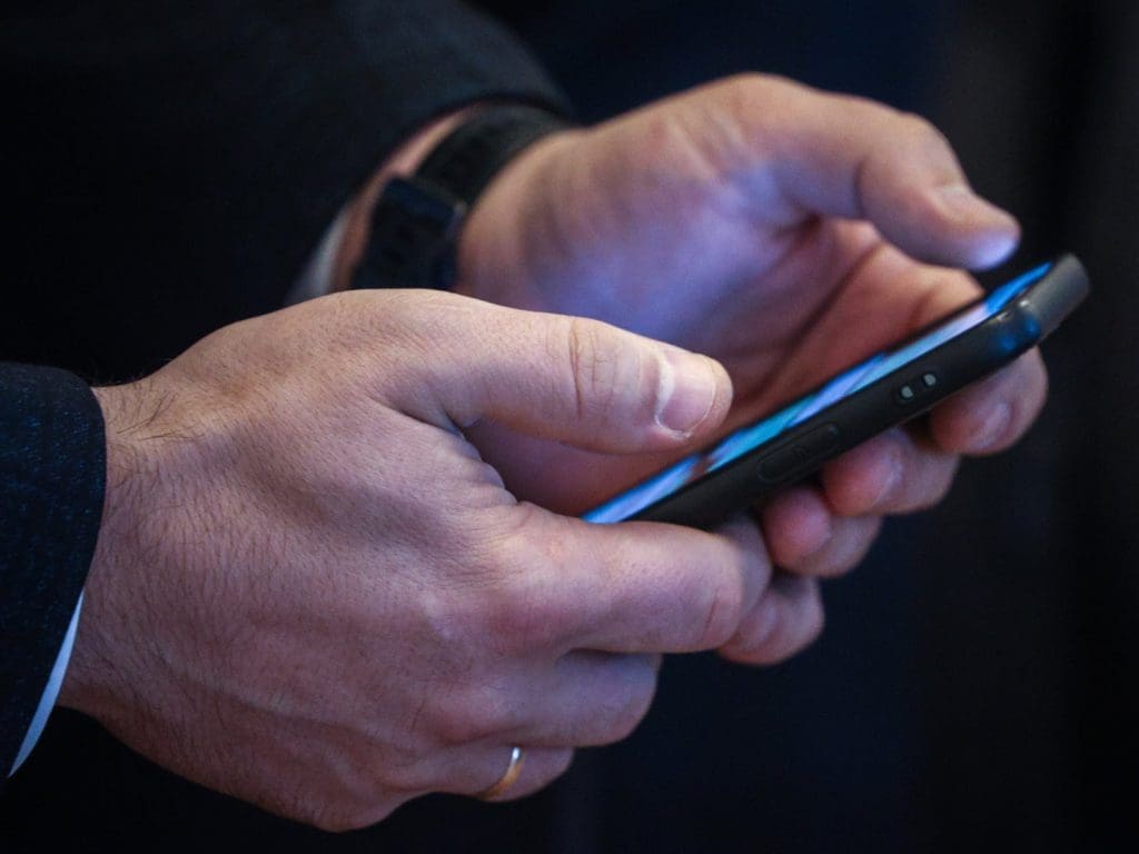 мобильный телефон в руках