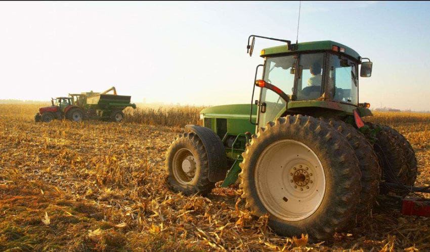 трактор в поле