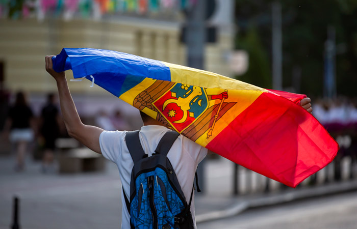 мужчина с флагом Молдовы