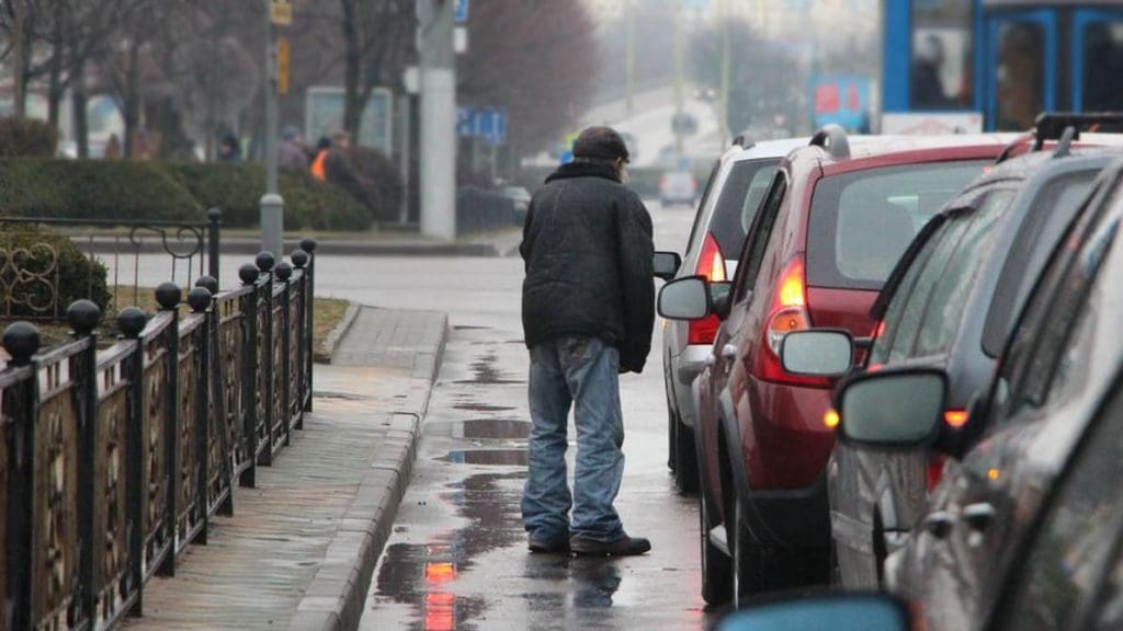 попрошайка на дороге