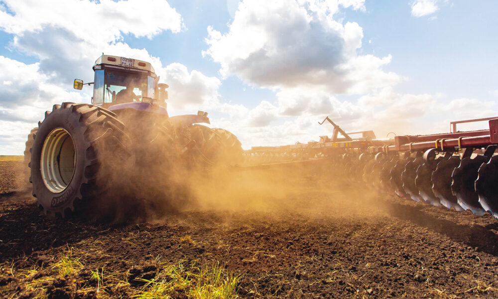 трактор в поле