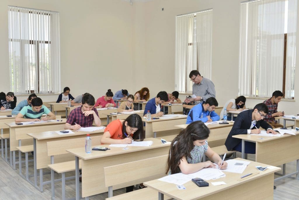 школьники на экзамене