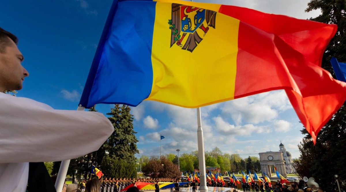 флаг Молдовы в руках