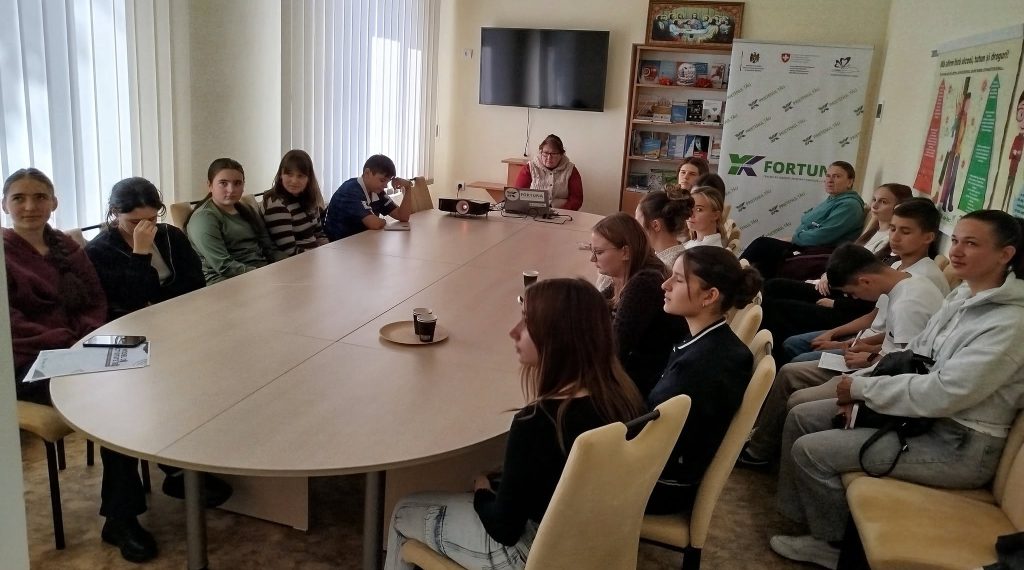 школьники за столом